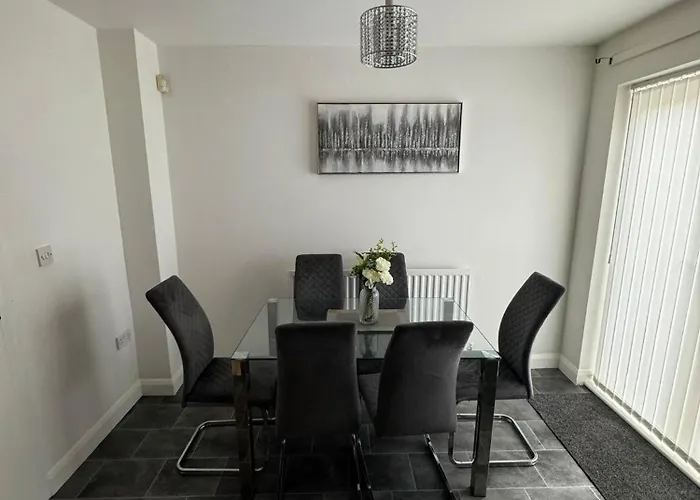 Home Sleeps5-Netflix-Parking-Near City Centre-Etihad-Coop Live